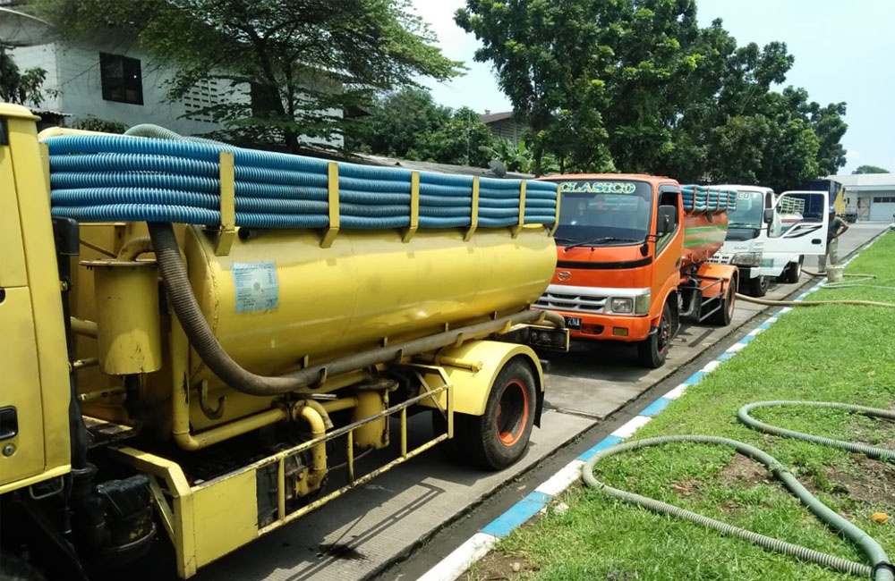 Armada truk tangki sedot WC
