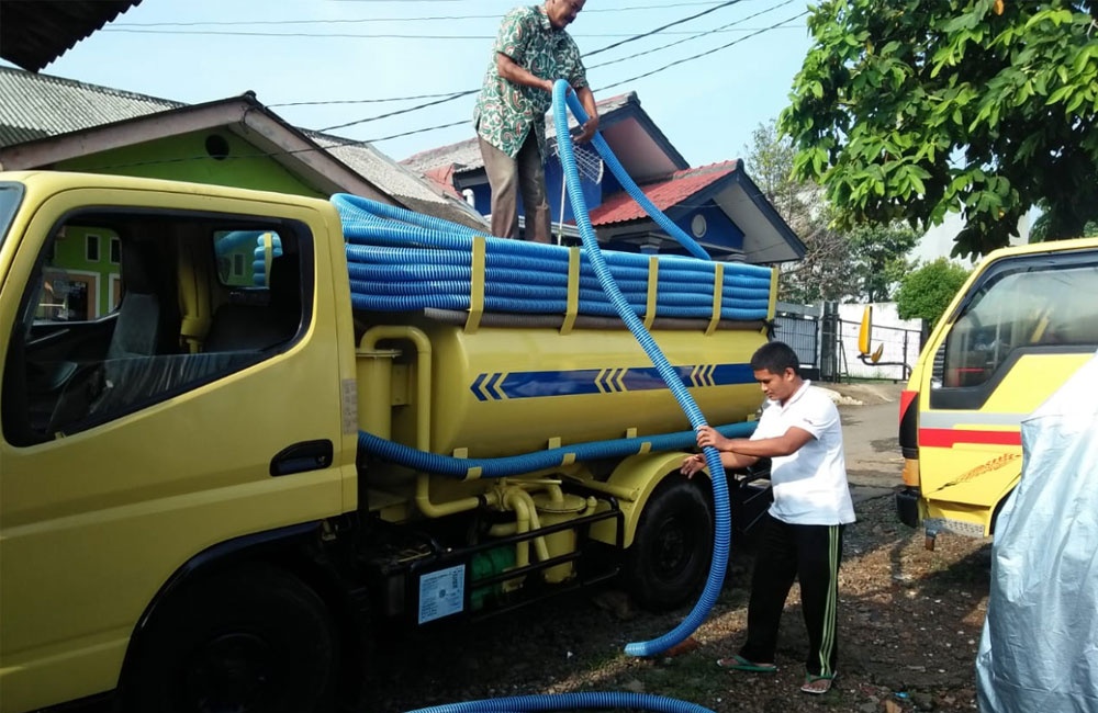 Teknisi mengatasi sumbatan